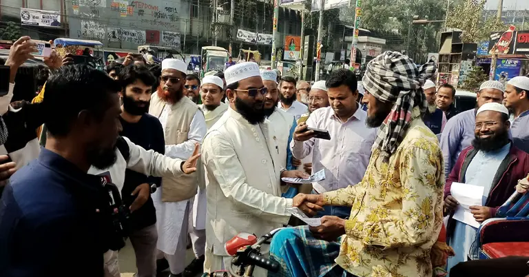 জনসংযোগকালে মওলানা কামরুল হাসান এমরুল